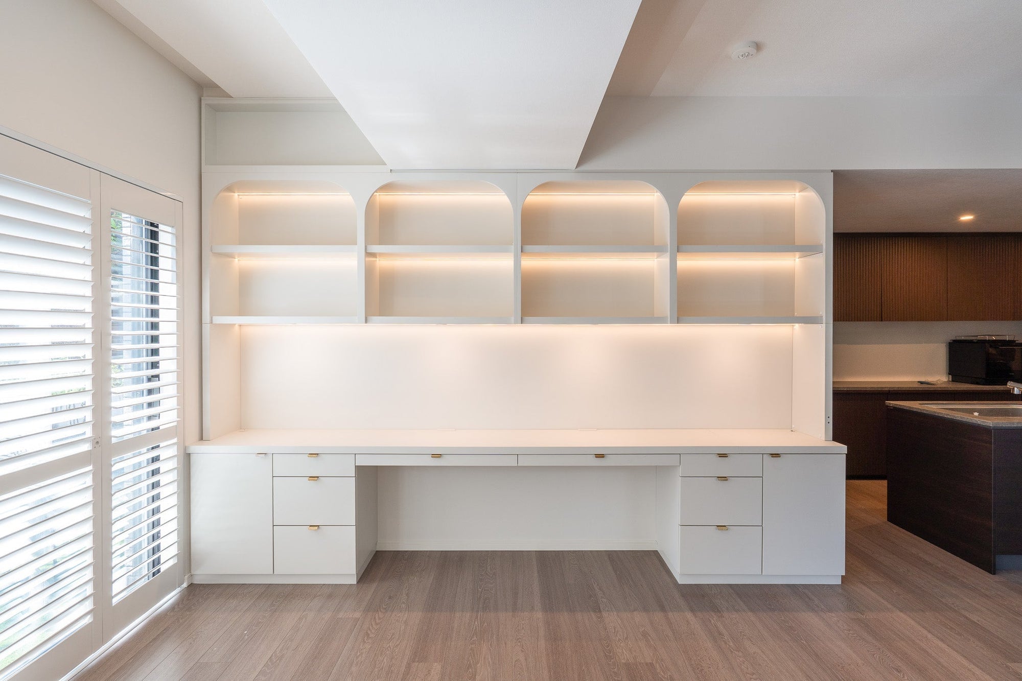 N house arch-shaped shelf